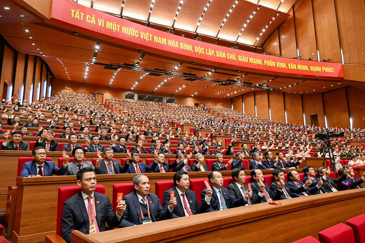 Các đại biểu biểu quyết thông qua Nghị quyết Đại hội XIV của Đảng. Ảnh: daihoidangtoanquoc.vn