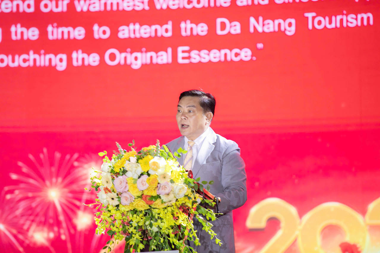 Ông Tào Viết Hải - Phó Giám đốc Sở Văn hoá, Thể thao và Du lịch Đà Nẵng phát biểu khai mạc chương trình Đà Nẵng - Chạm về Nguyên Bản.