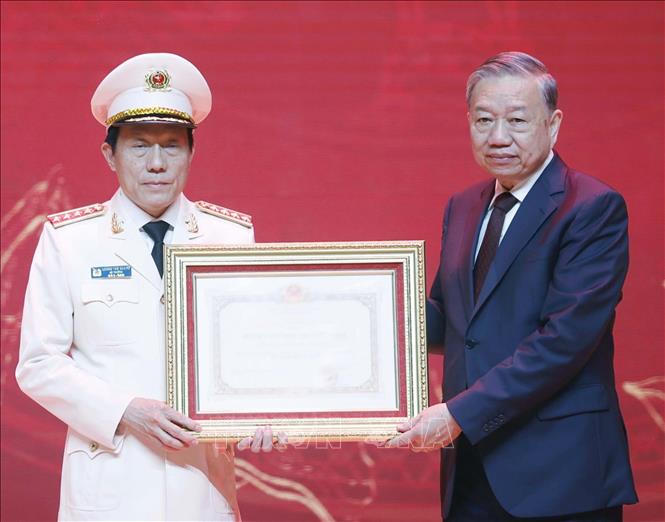 Tổng Bí thư Tô Lâm trao Huân chương Hồ Chí Minh tặng Lực lượng tình báo Công an nhân dân. Ảnh: Thống Nhất/TTXVN.