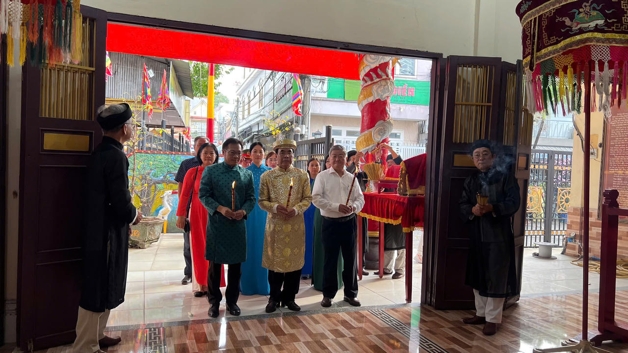 Lãnh đạo phường Tam Hiệp dâng hương kính nhớ tổ tiên.