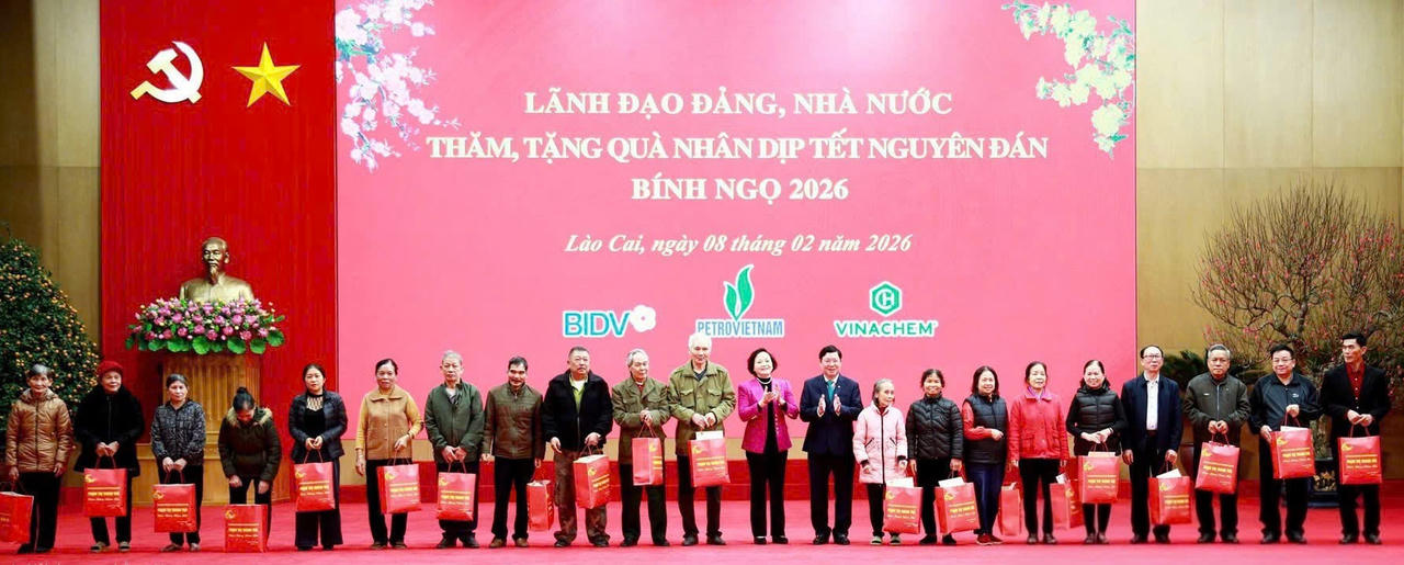 Phó Thủ tướng Chính phủ và Đoàn công tác cùng lãnh đạo tỉnh Lào Cai tặng quà cho các gia đình chính sách, người có công, hộ nghèo trên địa bàn phường Yên Bái.