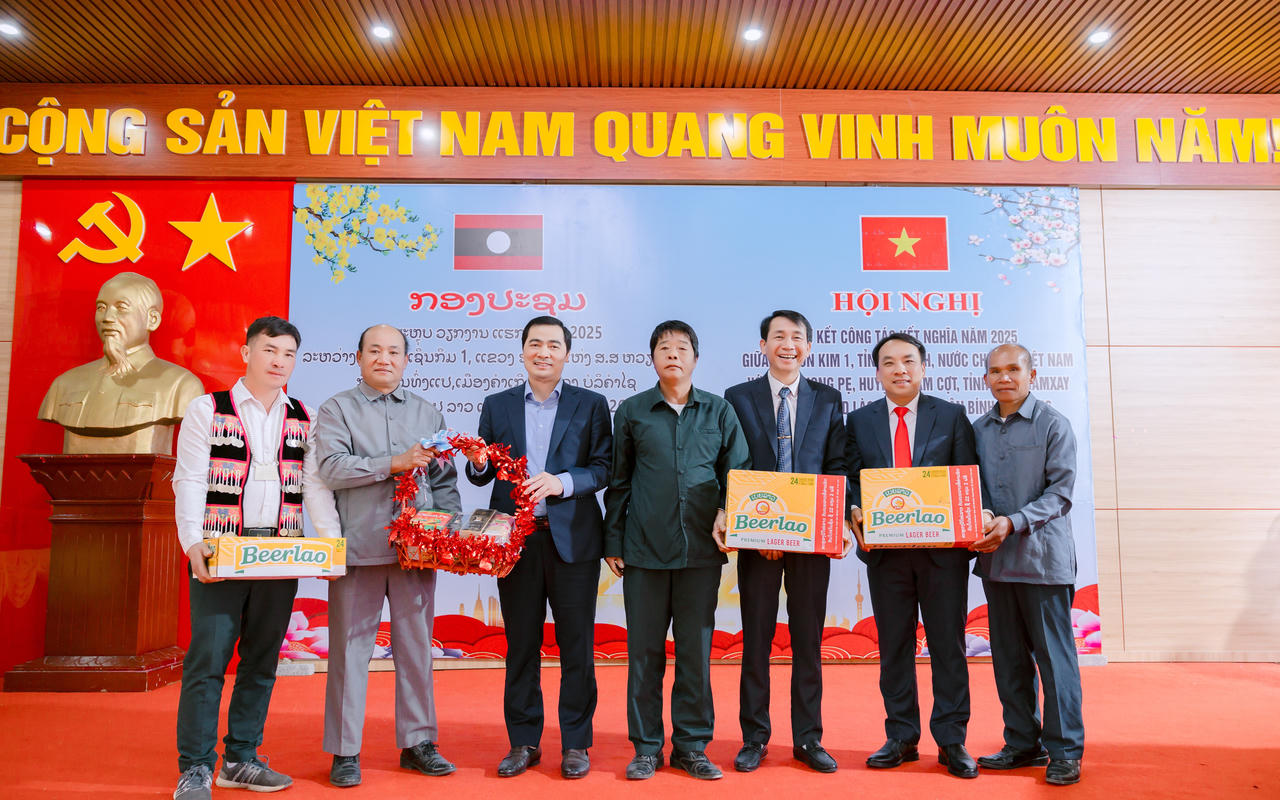 Đoàn đại biểu huyện Khăm Cợt và Bản Thoọng Pẹ chúc Tết Nguyên Đán Bính Ngọ 2026 Đảng bộ và Nhân dân xã Sơn Kim 1.