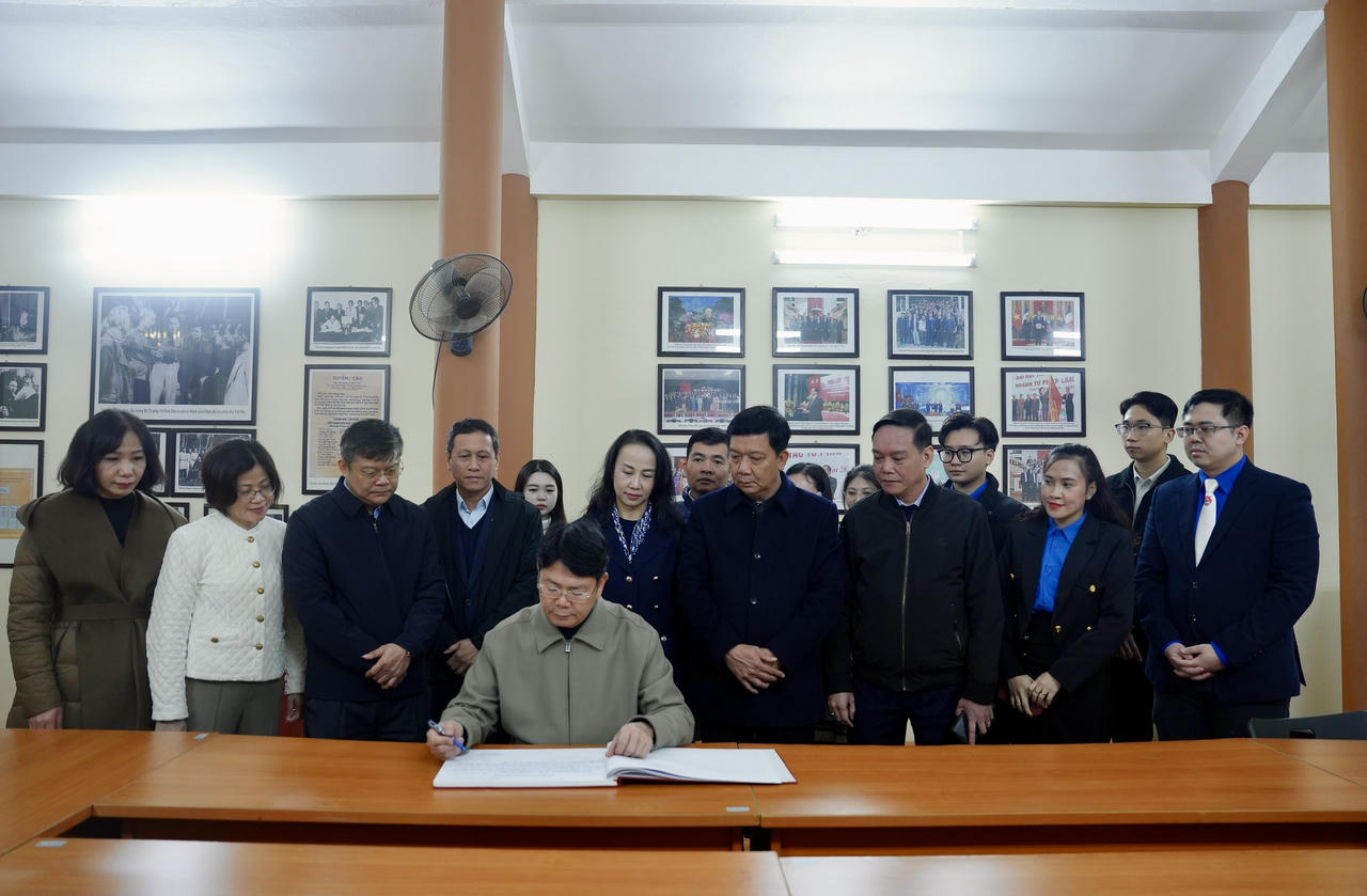 Thứ trưởng Nguyễn Thanh Tịnh viết sổ lưu niệm.