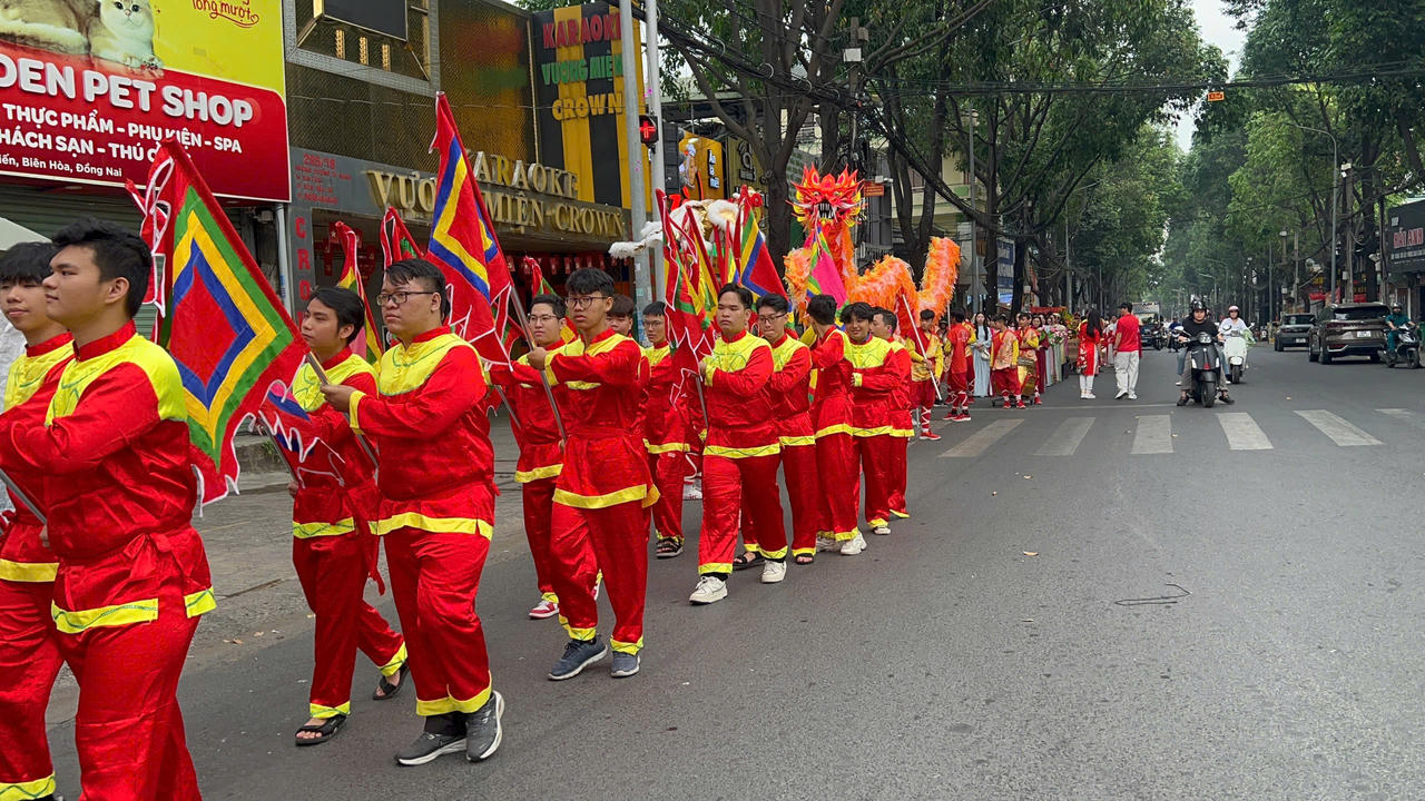 Múa lân sư rồng tại ngày hội.