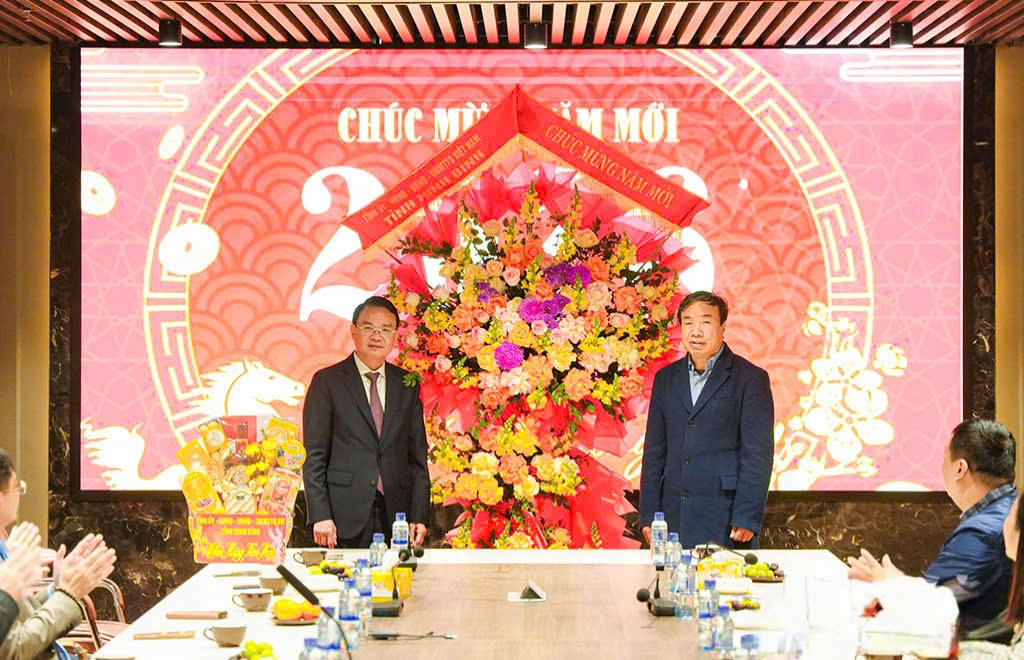 Bí thư Tỉnh ủy Đặng Xuân Phong tặng hoa chúc mừng Doanh nghiệp Xây dựng Xuân Trường.