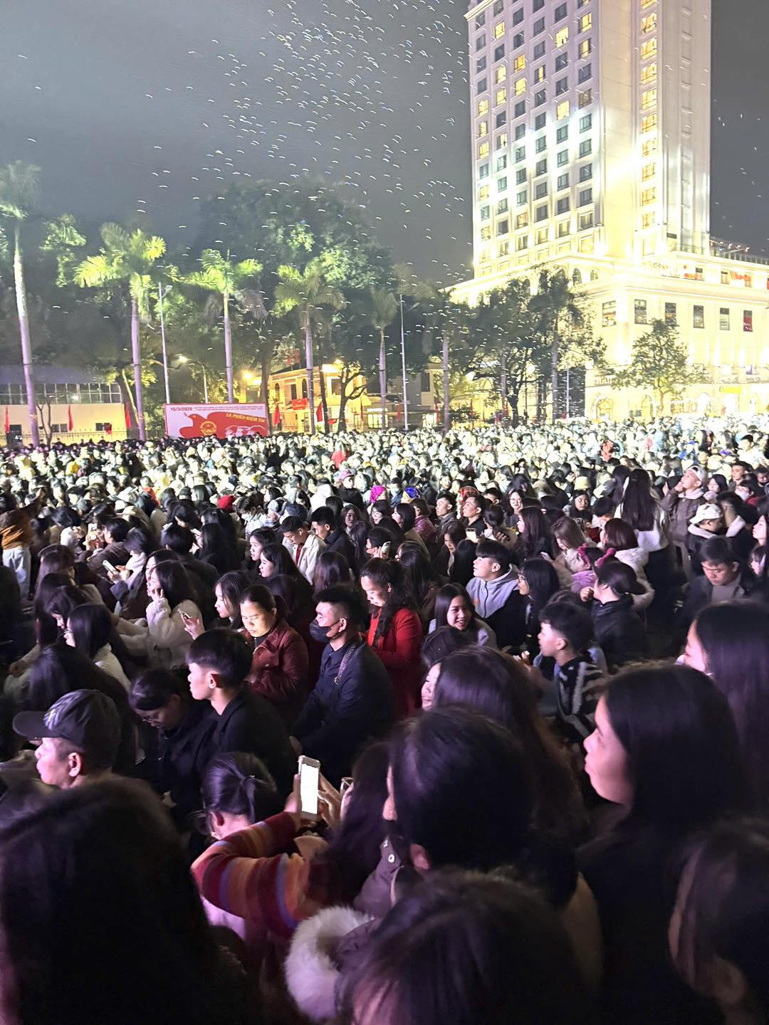 Khách quốc tế và vạn người xứ Lạng chiêm ngưỡng pháo hoa đêm khai mạc Lễ hội Hoa Đào xứ Lạng năm 2026