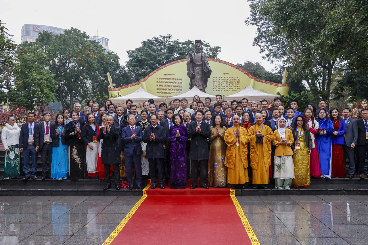 Chủ tịch nước Lương Cường cùng đại biểu kiều bào dâng hương tại Tượng đài Lý Thái Tổ và đền Ngọc Sơn