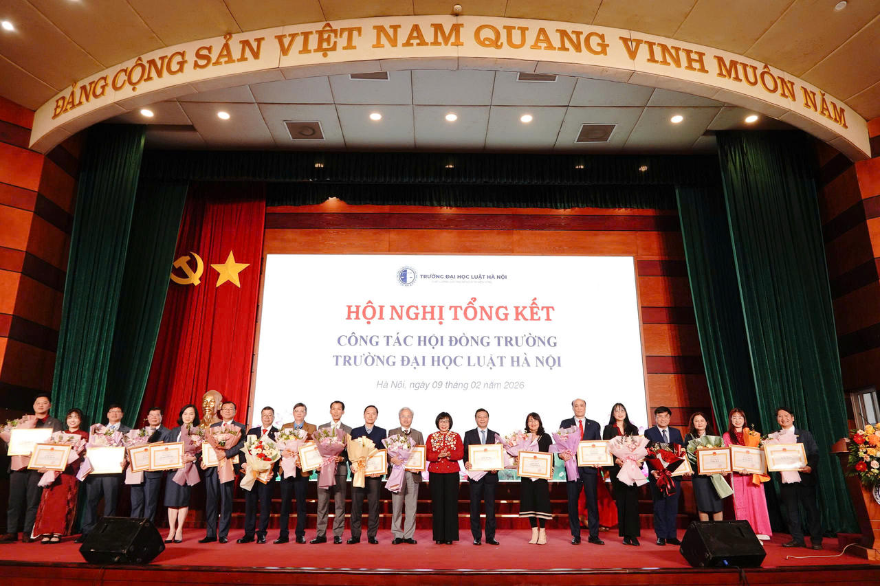 Thứ trưởng Đặng Hoàng Oanh trao các Quyết định khen thưởng đối với Hội đồng trường và các thành viên Hội đồng trường.