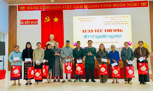 Phòng Thi hành án dân sự khu vực 8 (Quảng Trị) trao quà Tết cho các hộ khó khăn tại xã Bến Quan