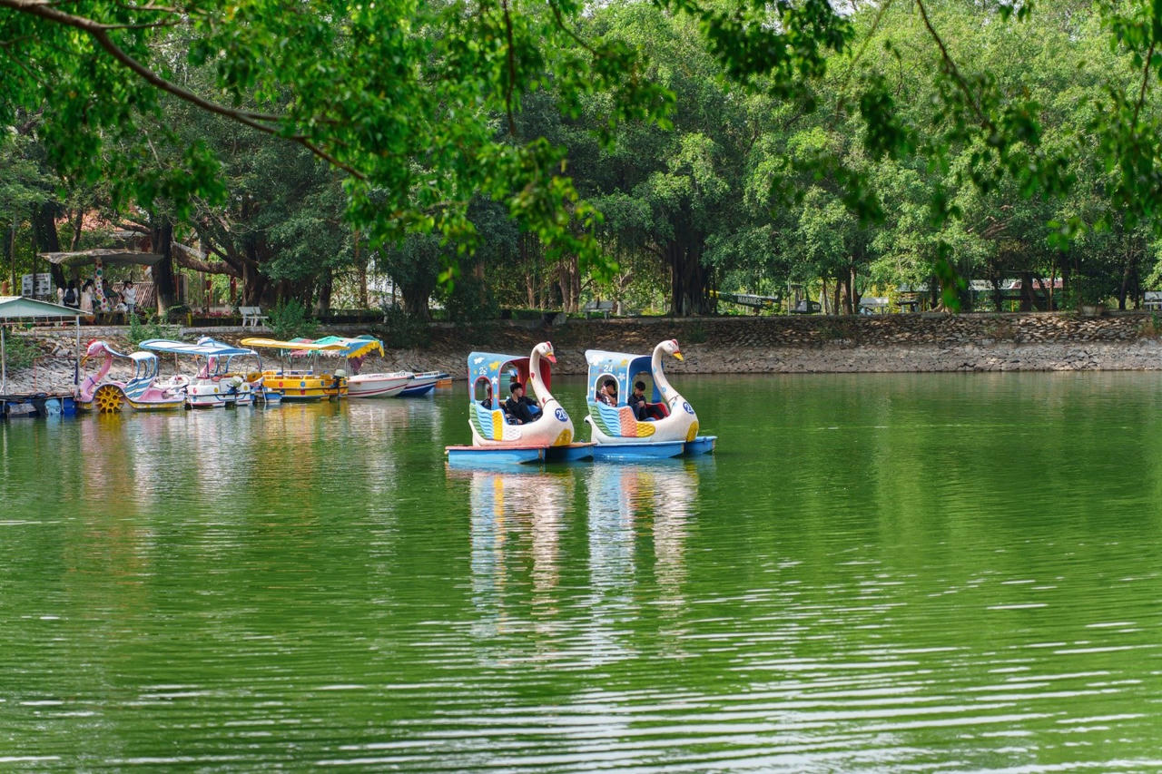 Chạm tay vào huyền thoại, rước vía mạnh mẽ cả năm