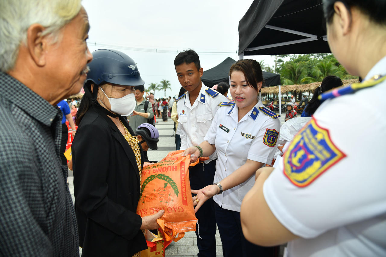 Cán bộ, chiến sĩ Bộ Tư lệnh Vùng Cảnh sát biển 4 trao tặng quà tới bà con Nhân dân tại “Phiên chợ Tết 0 đồng”