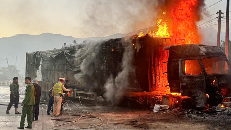 Quảng Ngãi: Xe đầu kéo bốc cháy ngùn ngụt trên đèo Lò Xo
