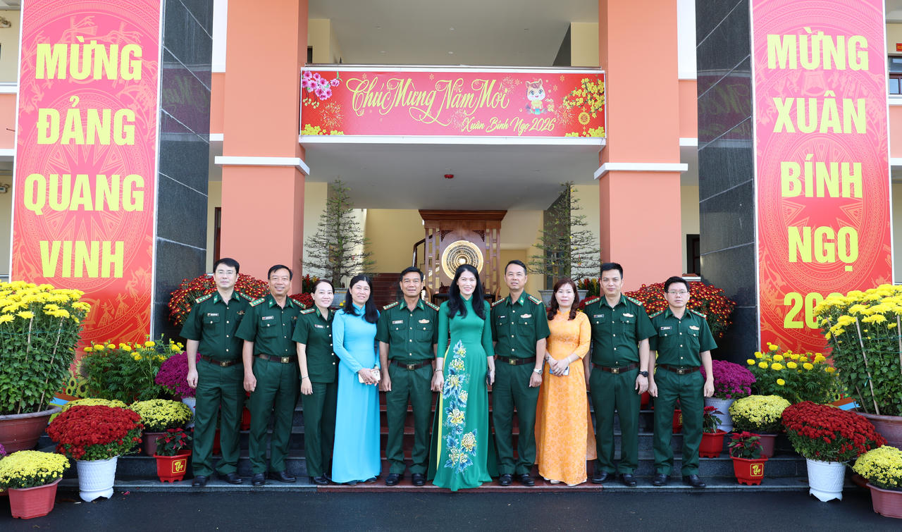 Hội Liên hiệp Phụ nữ tỉnh An Giang chụp ảnh lưu niệm với Ban Chỉ huy Bộ đội Biên phòng tỉnh An Giang.