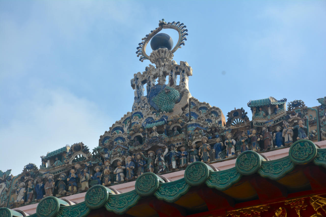 Nóc Chùa Ông trang trí&nbsp;quần thể tiếu tượngthể hiện các tuồng tích, múa hát cung đình,&nbsp;khung cảnh lễ hội sinh động.