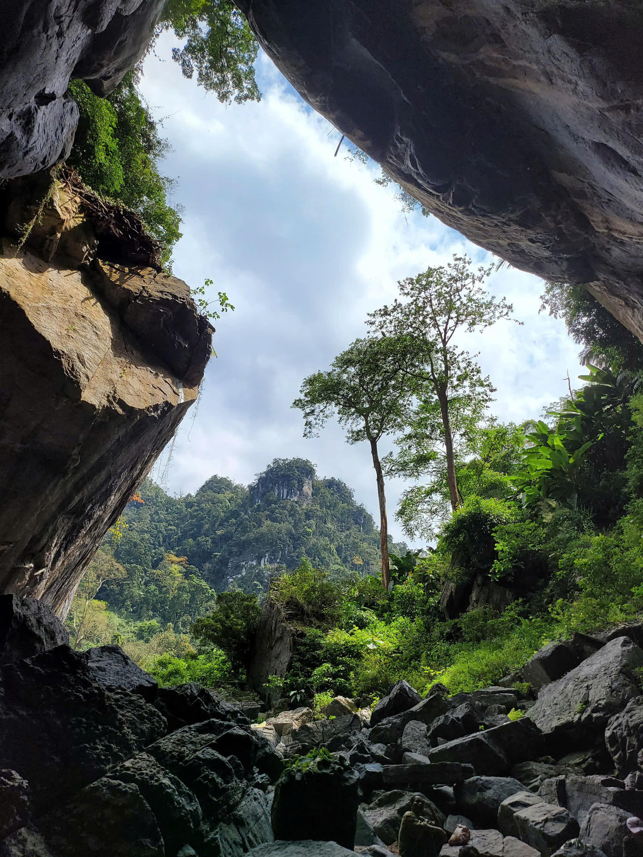 Vẻ đẹp hùng vĩ trong hang Kling.