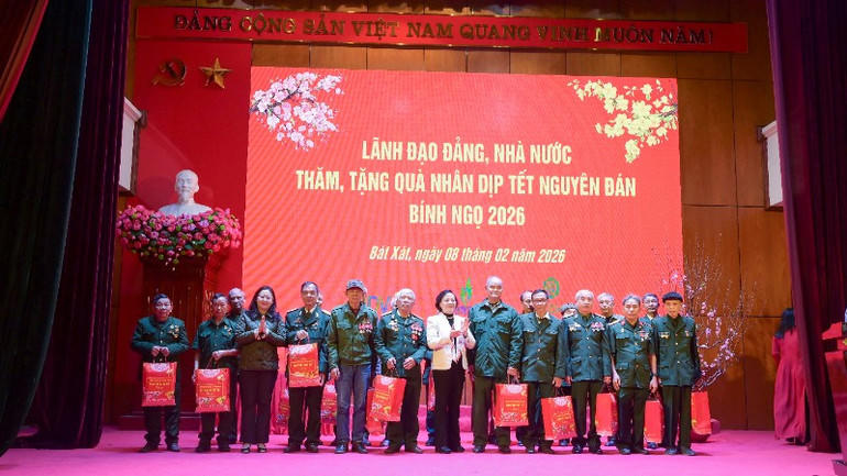 Phó Thủ tướng Phạm Thị Thanh Trà tặng quà cho các gia đình chính sách.