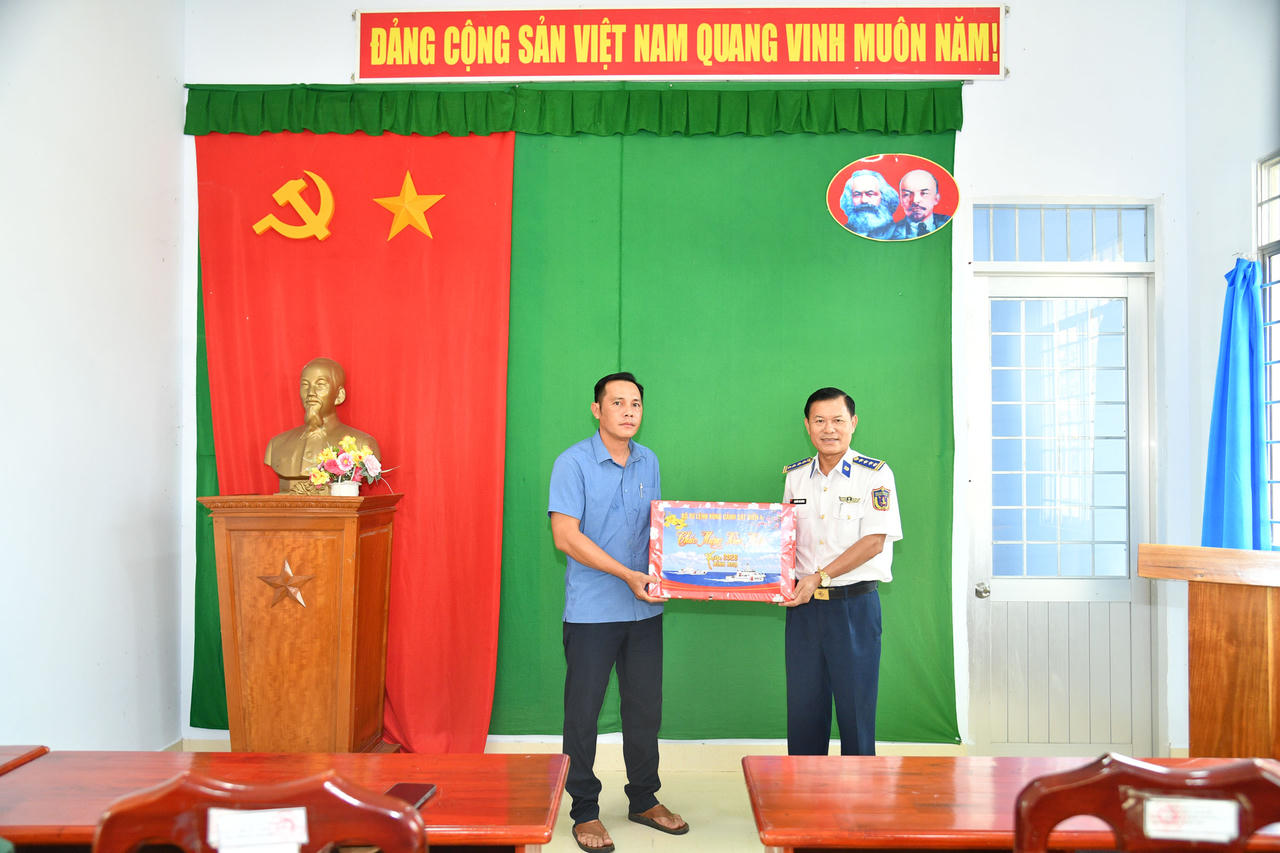 Bộ Tư lệnh Vùng Cảnh sát biển 4 tặng quà Tết Khu phố Suối Lớn Dương Tơ, Đặc khu Phú Quốc
