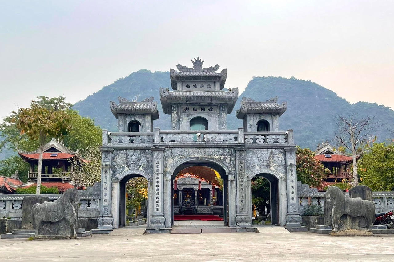 Về cố đô chiêm bái đền Thái Vi - nơi có đôi ngựa đá cổ