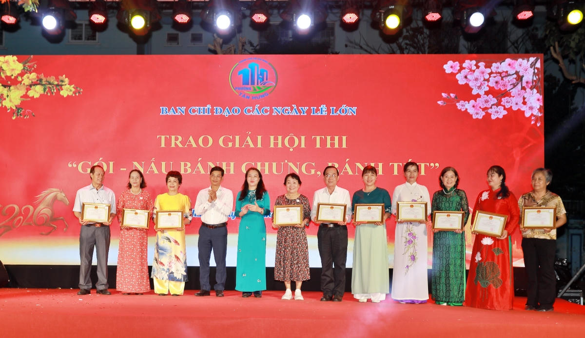 Các đội thi nhận giải hội thi “Gói - nấu bánh chưng, bánh tét”