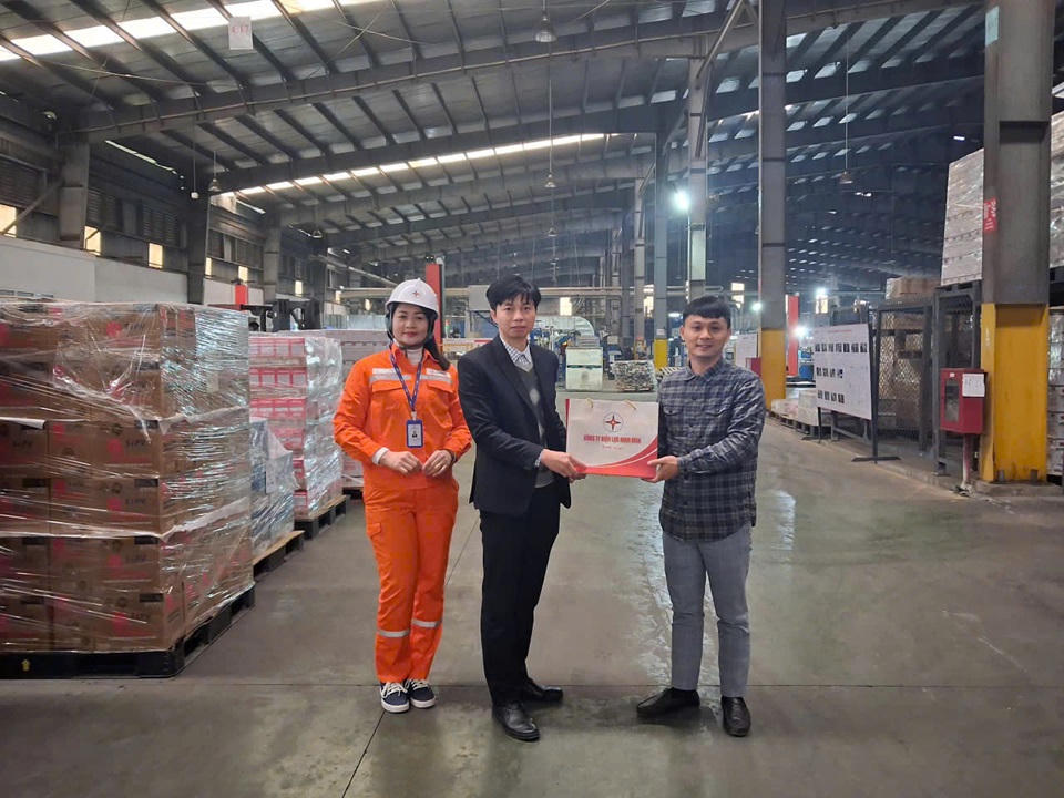 Điện lực Ninh Bình tặng quà tri ân các khách hàng doanh nghiệp đã tích cực phối hợp tham gia chương trình dịch chuyển phụ tải.