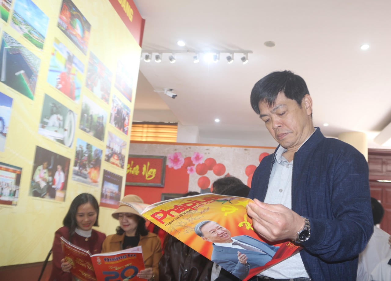 Khai mạc Hội báo Xuân Quảng Trị 2026 và trao quà cho học sinh nghèo vượt khó