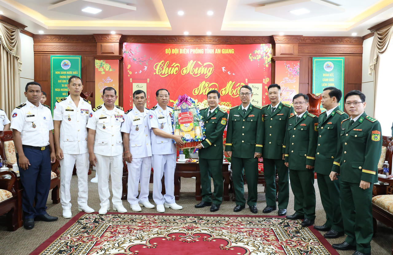 Sở Chỉ huy tiền phương, Ủy ban An ninh hàng hải quốc gia, Vương quốc Campuchia tặng quà Ban Chỉ huy Bộ đội Biên phòng tỉnh An Giang.