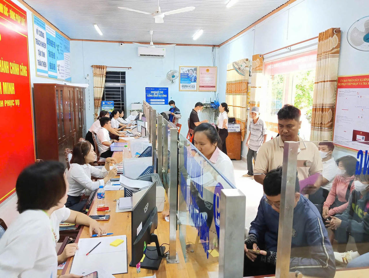 Không khí làm việc tại Trung tâm Phục vụ hành chính công xã Bình Minh vẫn nhịp nhàng dù lượng người dân đến giao dịch khá đông. (Ảnh trong bài: PV)