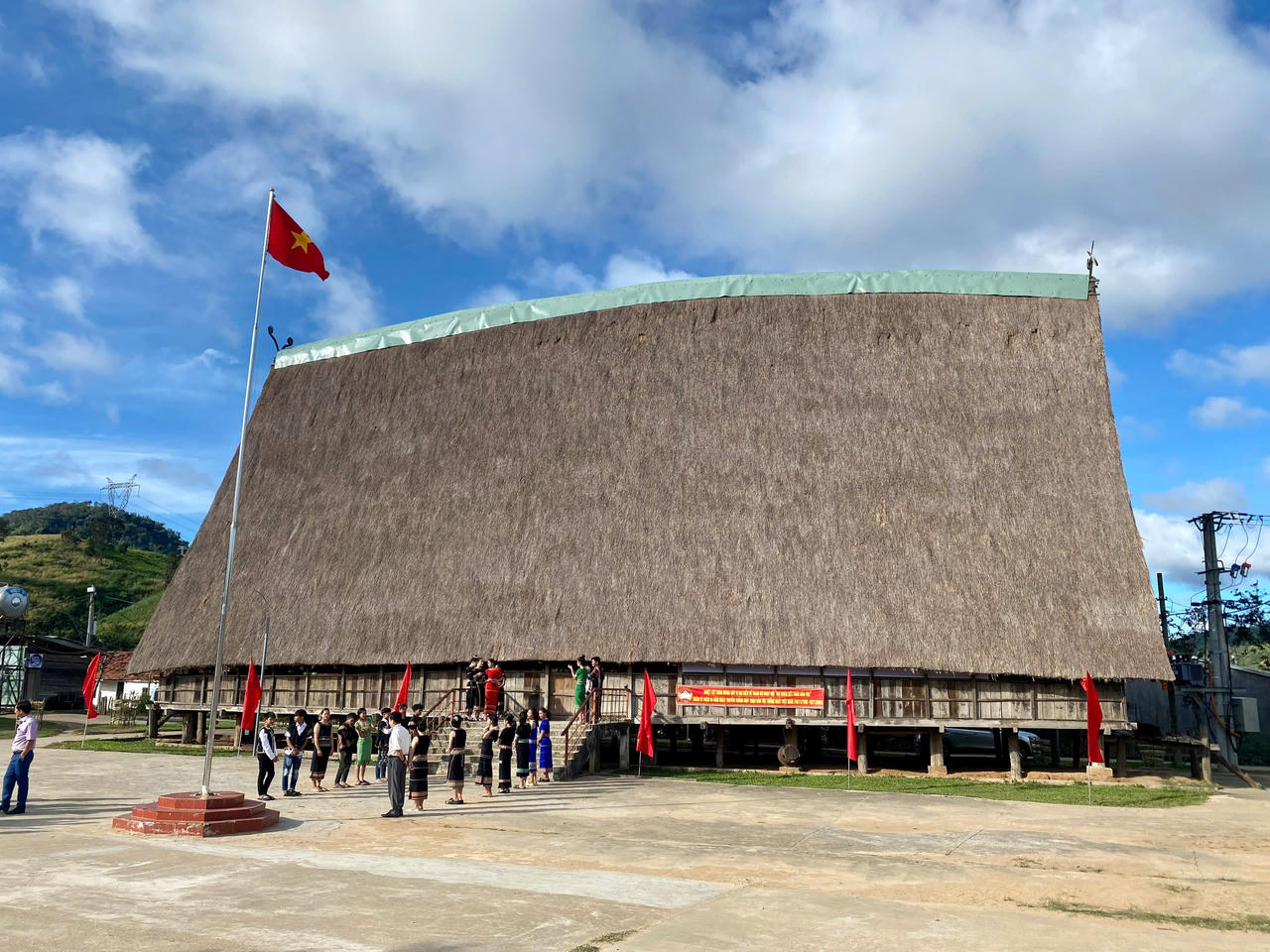 Nhà rông&nbsp;Kon Brăp Ju thường xuyên diễn ra các hoạt động, lễ hội văn hóa của địa phương.