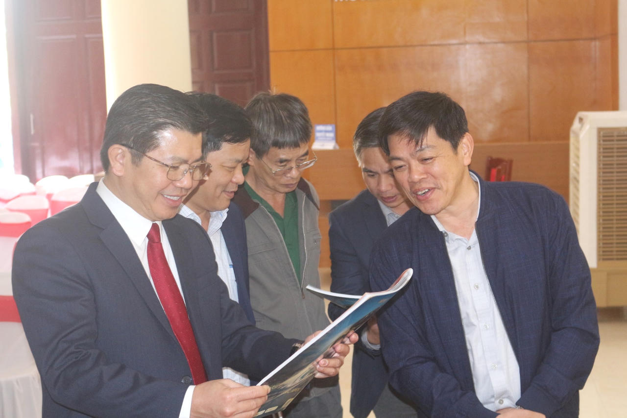 Các đại biểu tham quan không gian trưng bày ấn phẩm báo Xuân, báo Tết tại Hội báo Xuân Bính Ngọ 2026.