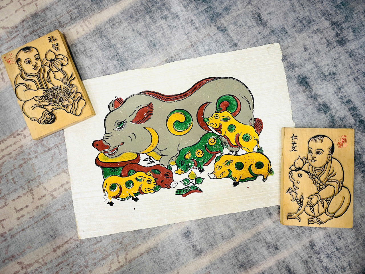 Tranh lợn đàn và hai bản khắc gỗ tranh Lễ Trí – Nhân Nghĩa.