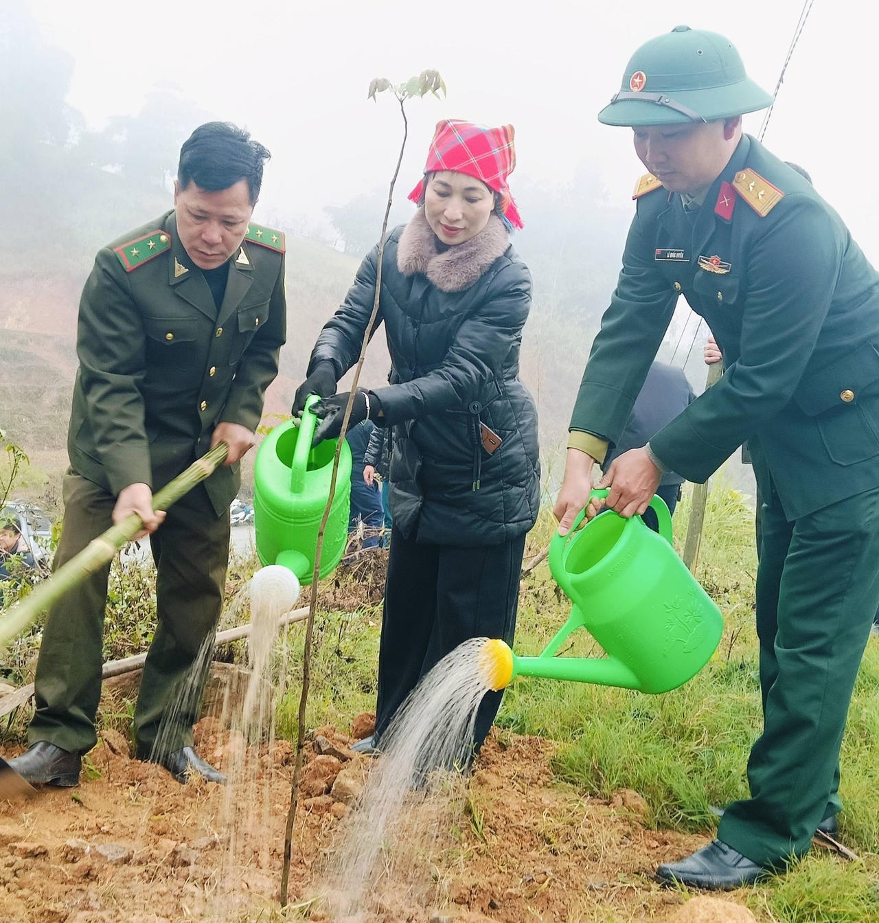 Bí thư Đảng ủy xã Bản Xèo Bàn Thanh Thảo tham gia trồng cây tại lễ phát động.