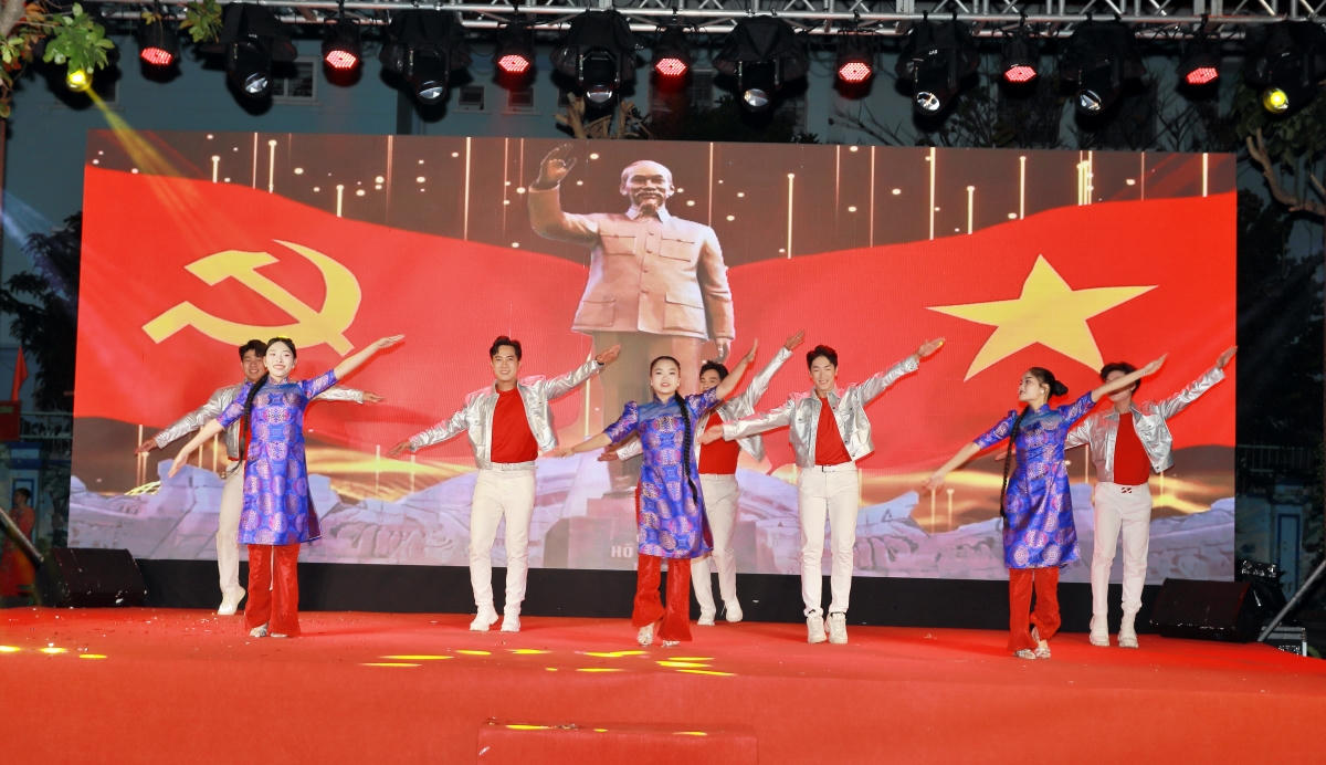 Tại chương trình, các nghệ sĩ biểu diễn các ca khúc ngợi ca quê hương, đất nước, đón mừng xuân mới.