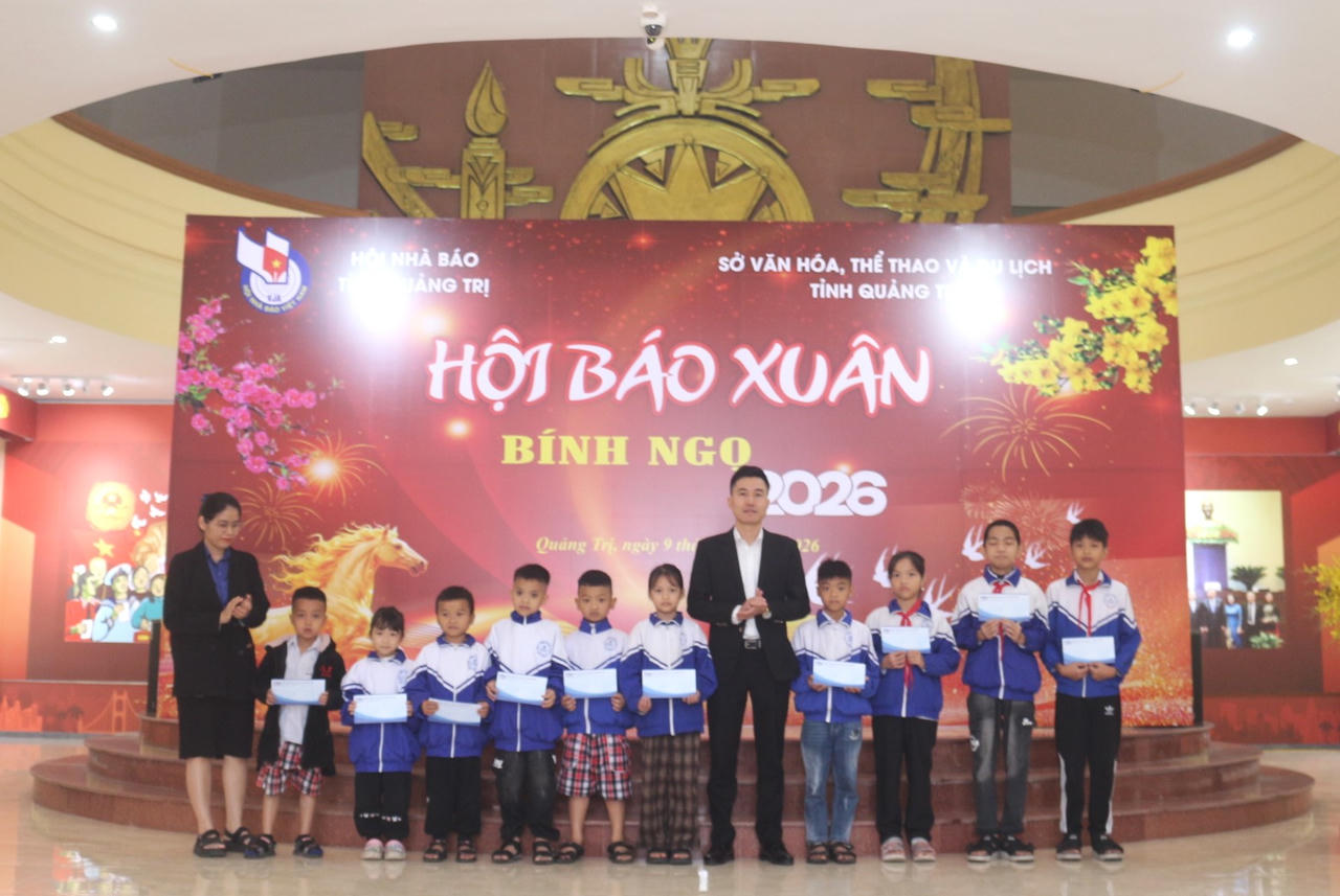 Khai mạc Hội báo Xuân Quảng Trị 2026 và trao quà cho học sinh nghèo vượt khó