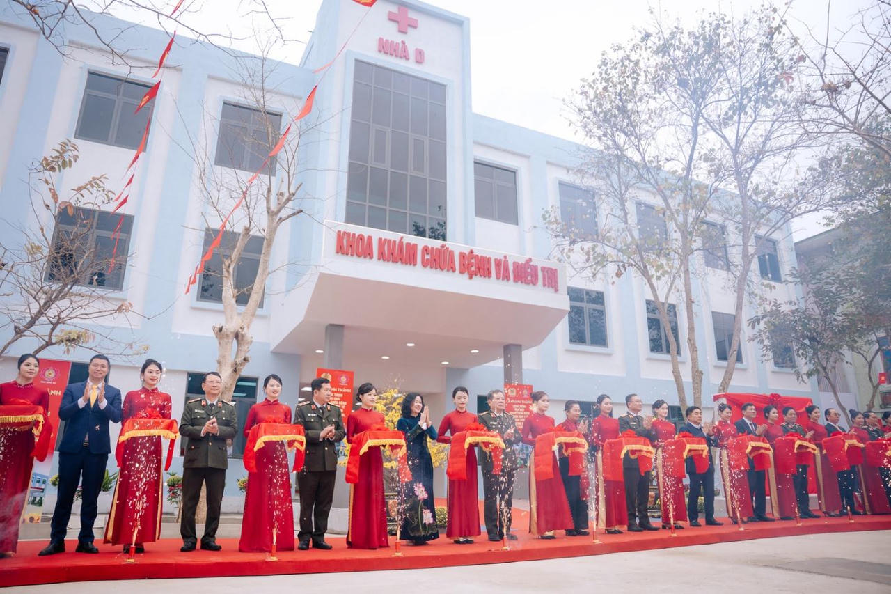 A group of people standing in front of a building

AI-generated content may be incorrect.