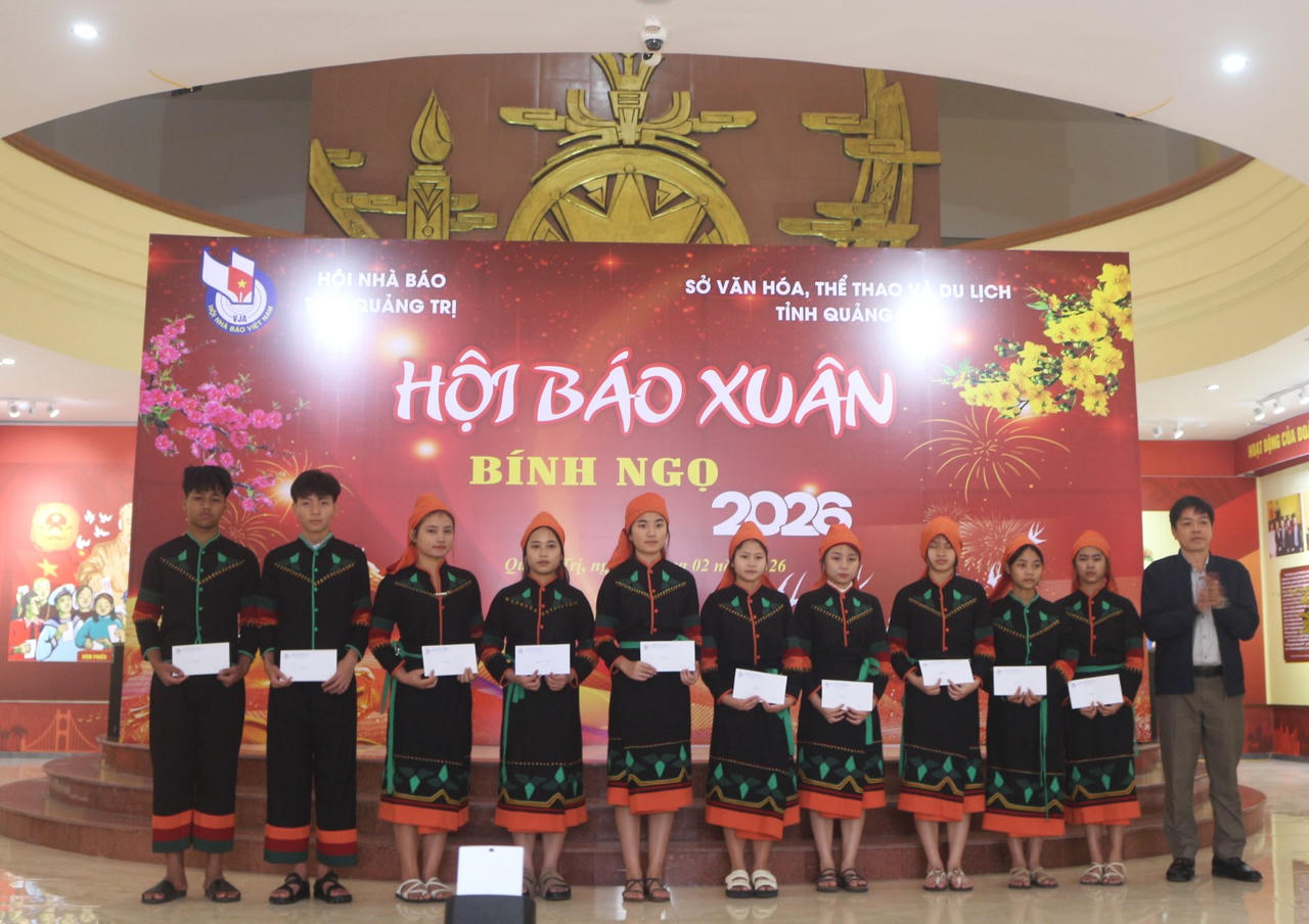 Khai mạc Hội báo Xuân Quảng Trị 2026 và trao quà cho học sinh nghèo vượt khó