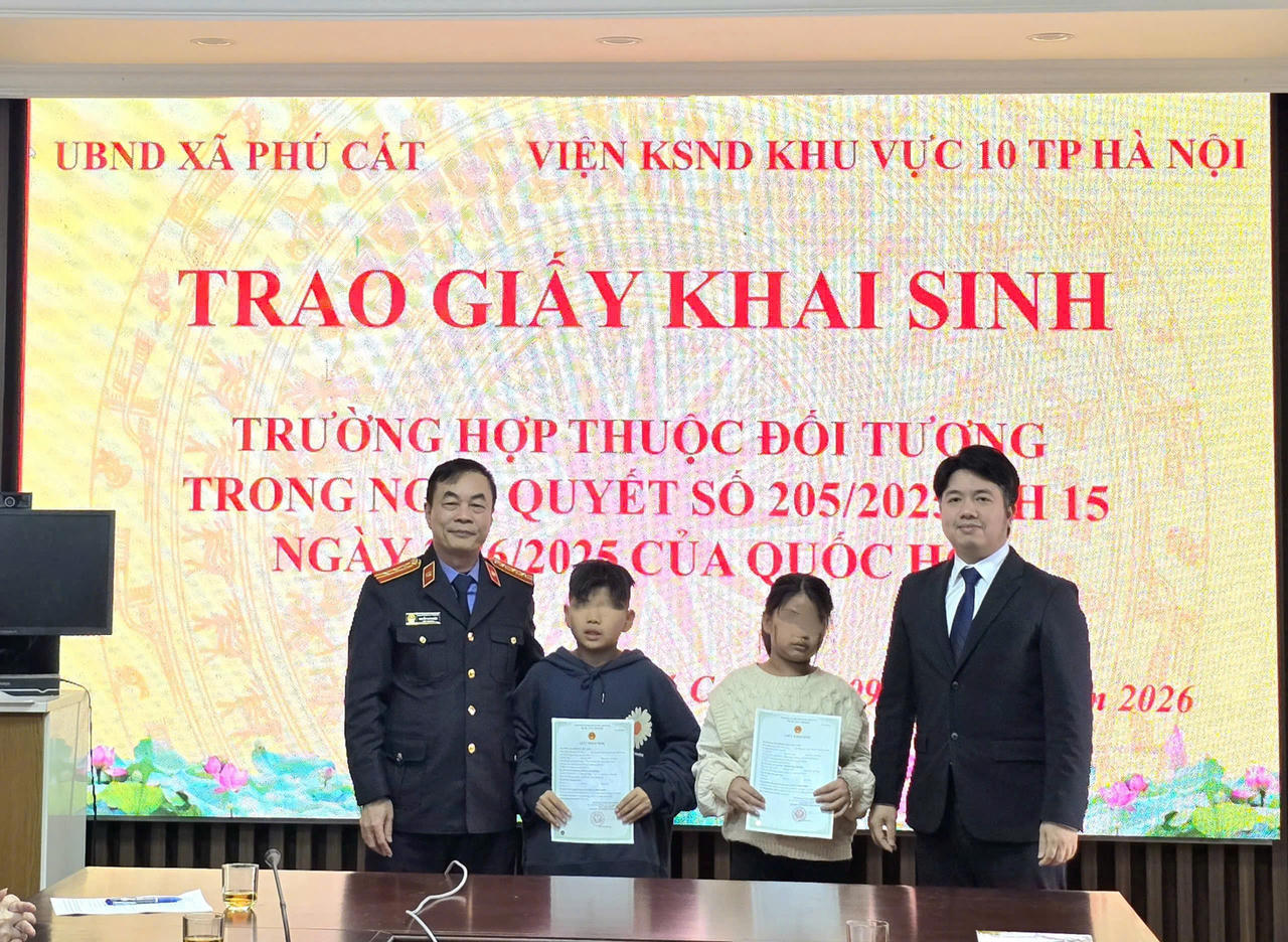 Viện KSND khu vực 10 trao giấy khai sinh, trao gửi yêu thương cho hai trẻ em dịp Tết đến, Xuân về