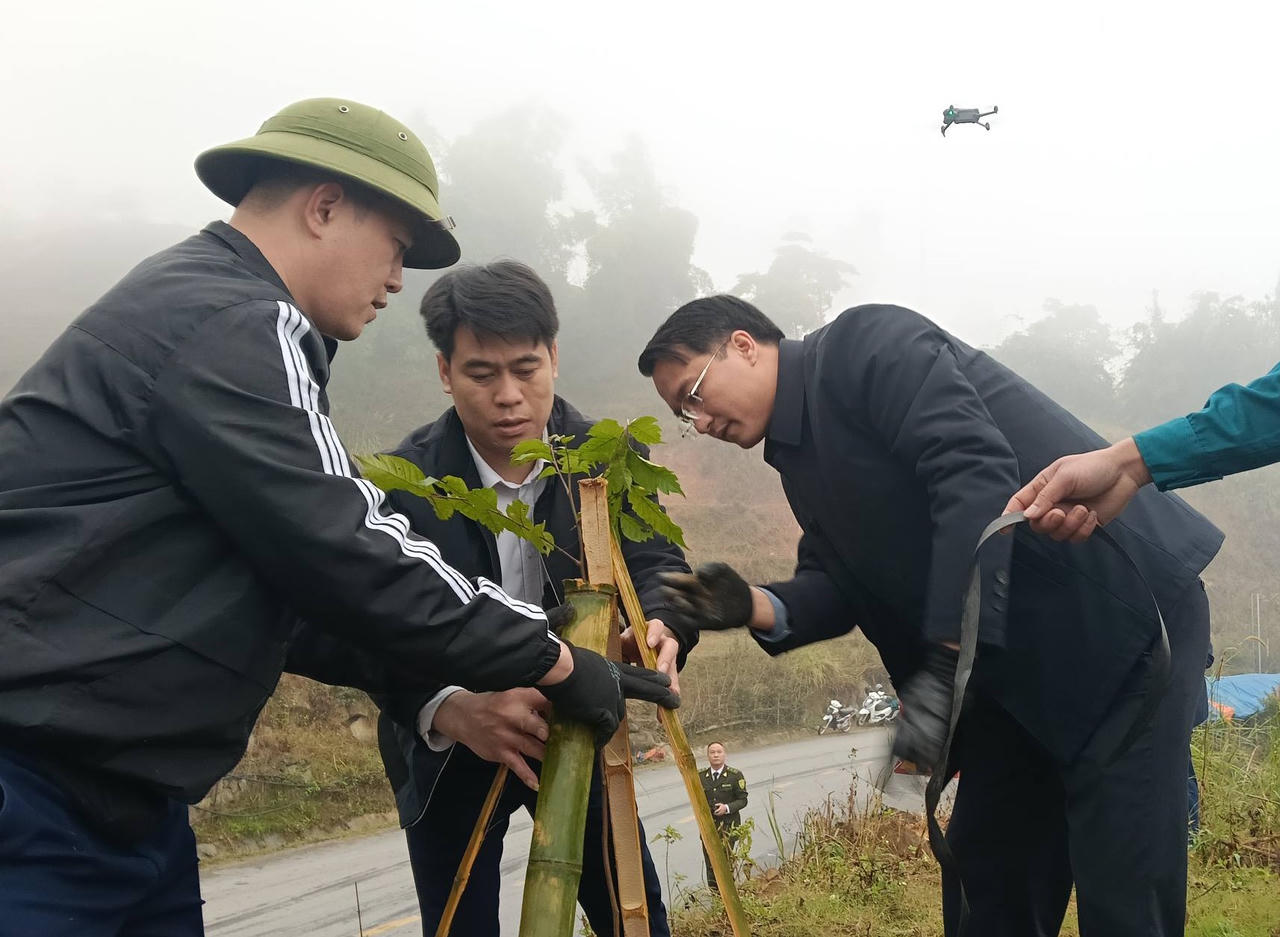 Lãnh đạo UBND xã Bản Xèo trồng cây tại Lễ phát động