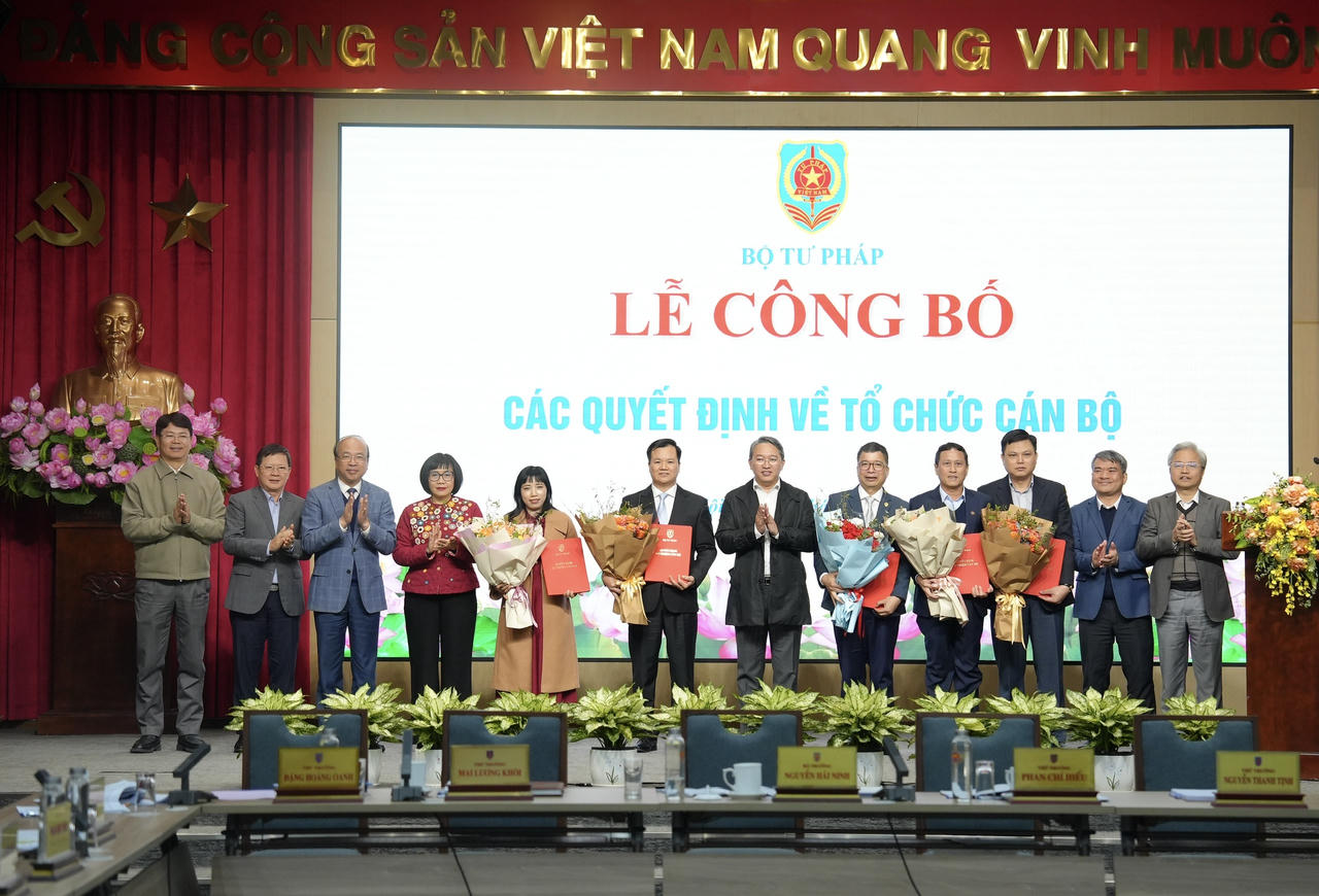 Bộ Tư pháp trao Quyết định bổ nhiệm, điều động cho 5 đồng chí