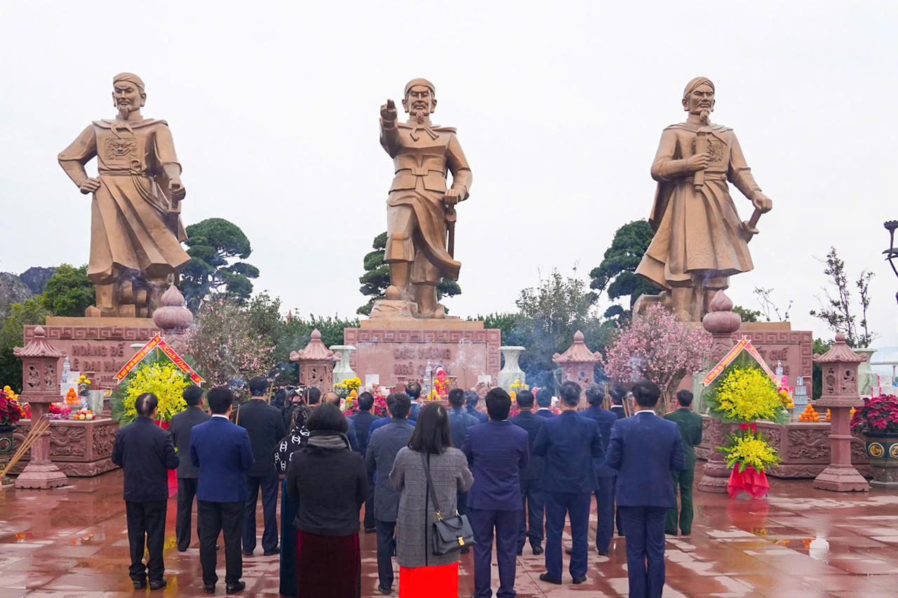 Đoàn dâng&nbsp;hương&nbsp;tại&nbsp;Khu di tích&nbsp;Bạch Đằng&nbsp;Giang.