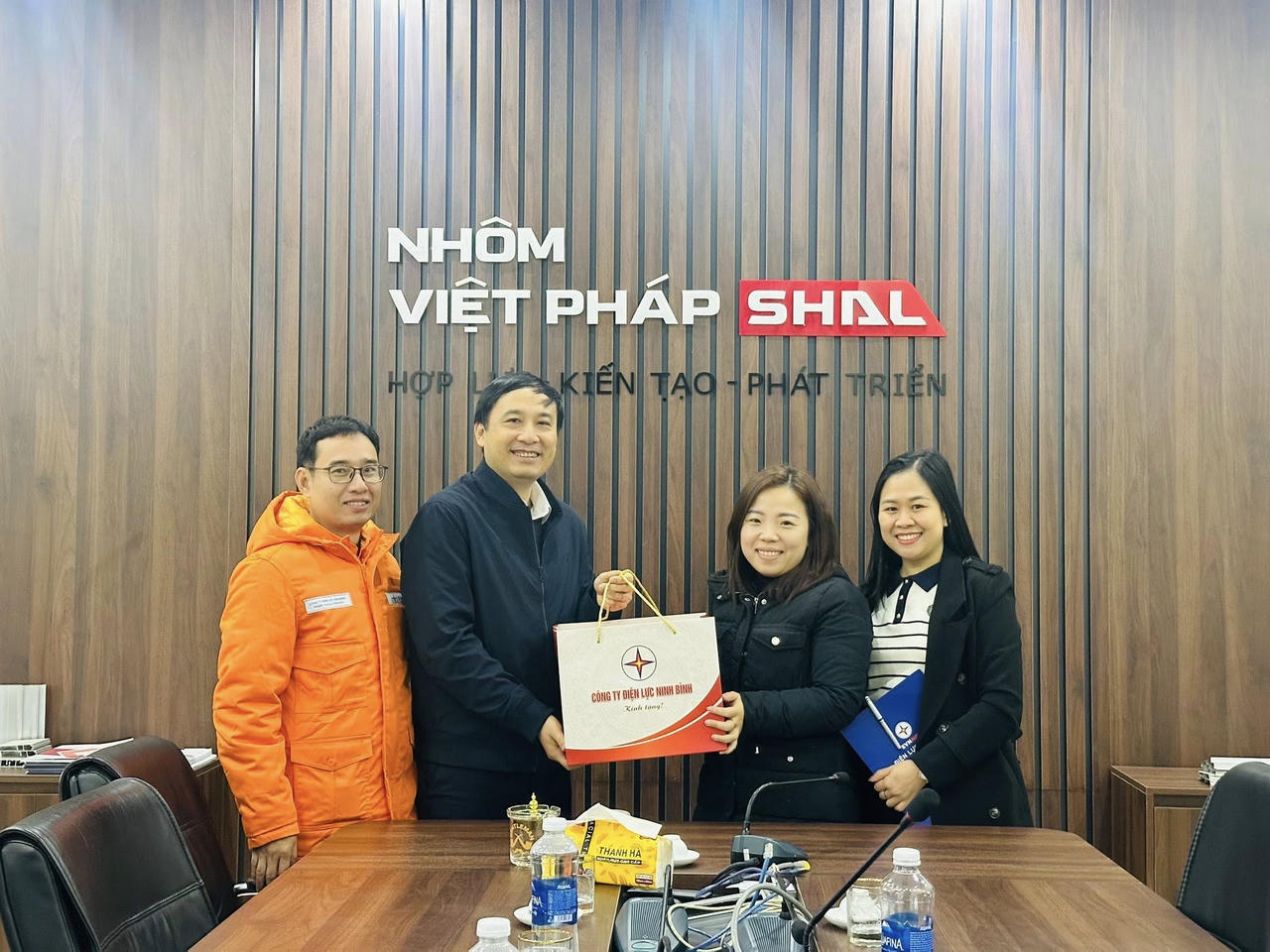 Điện lực Ninh Bình tặng quà tri ân các khách hàng doanh nghiệp đã tích cực phối hợp tham gia chương trình dịch chuyển phụ tải.