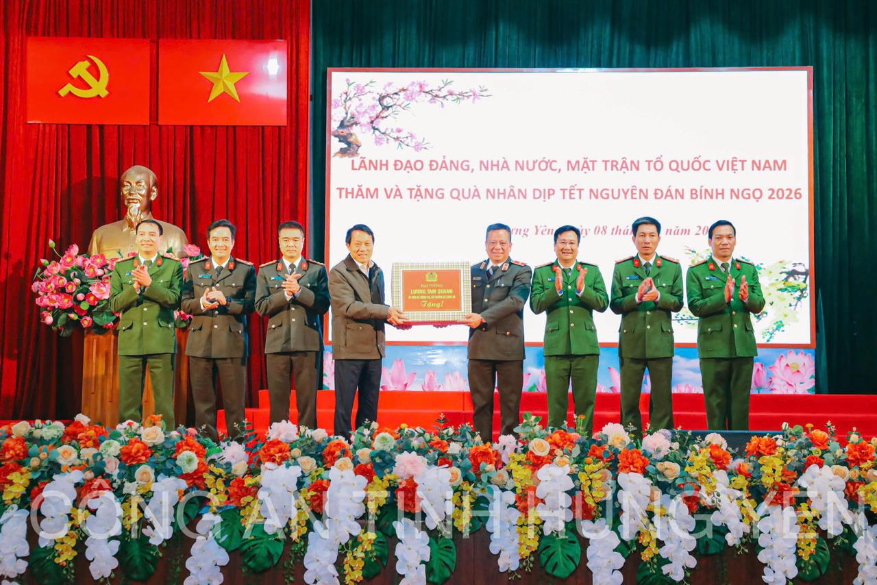 Bộ trưởng Lương Tam Quang tặng quà Tết cho hộ nghèo, người lao động tỉnh Hưng Yên