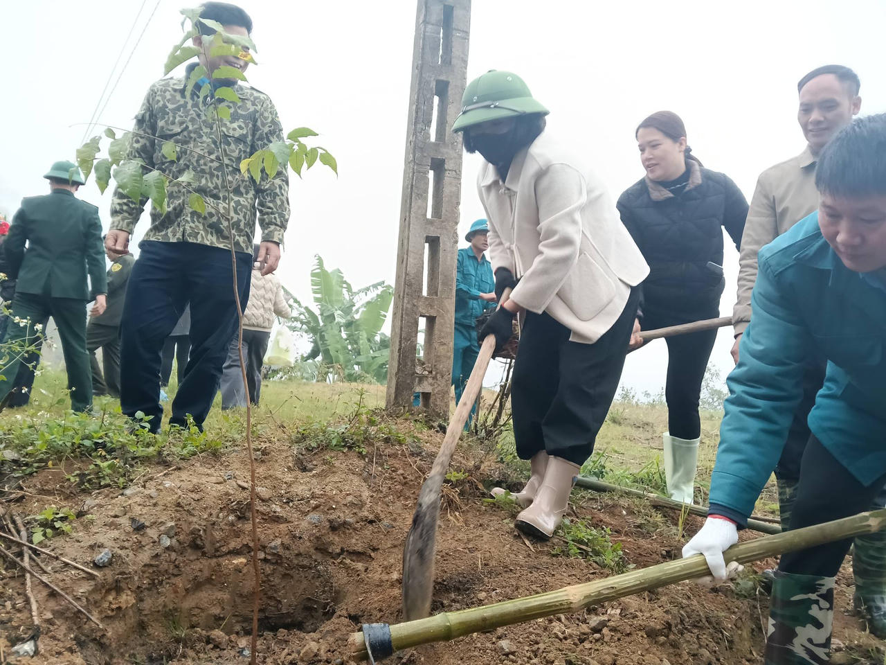 Cán bộ, công chức và nhân dân xã Bản Xèo tham gia trồng cây.