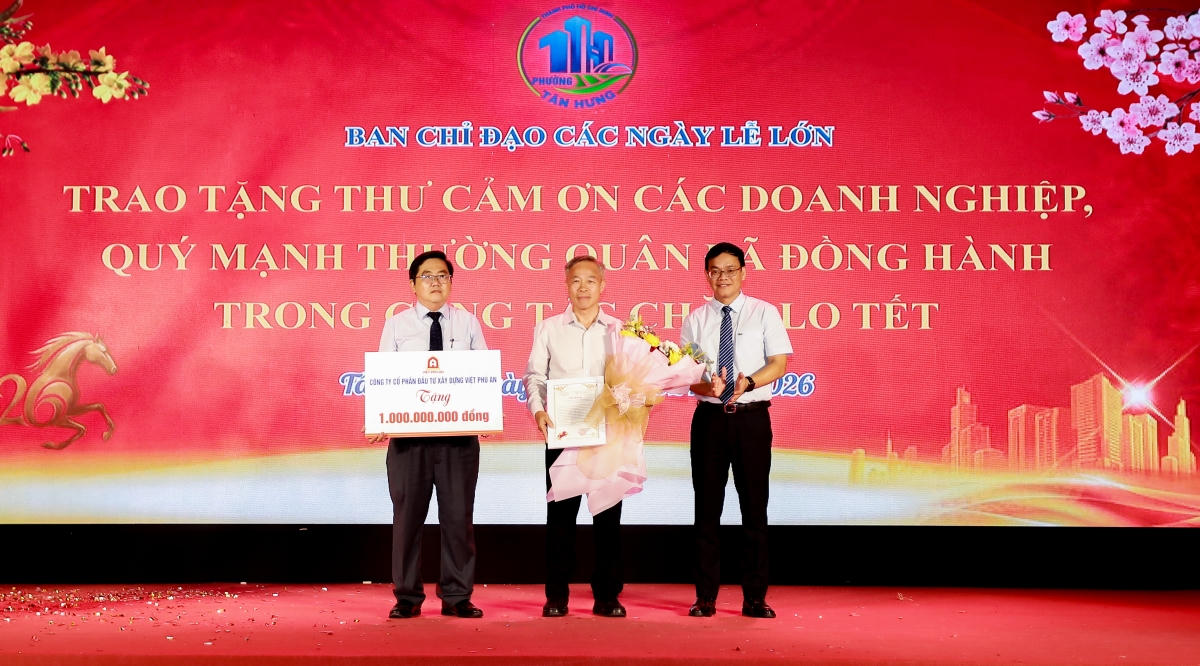 Ông Dương Công Thuyên - Chủ tịch HĐQT CTCP Đầu tư xây dựng Việt Phú An ủng hộ 1 tỷ đồng cho quỹ chăm lo an sinh xã hội phường Tân Hưng.
