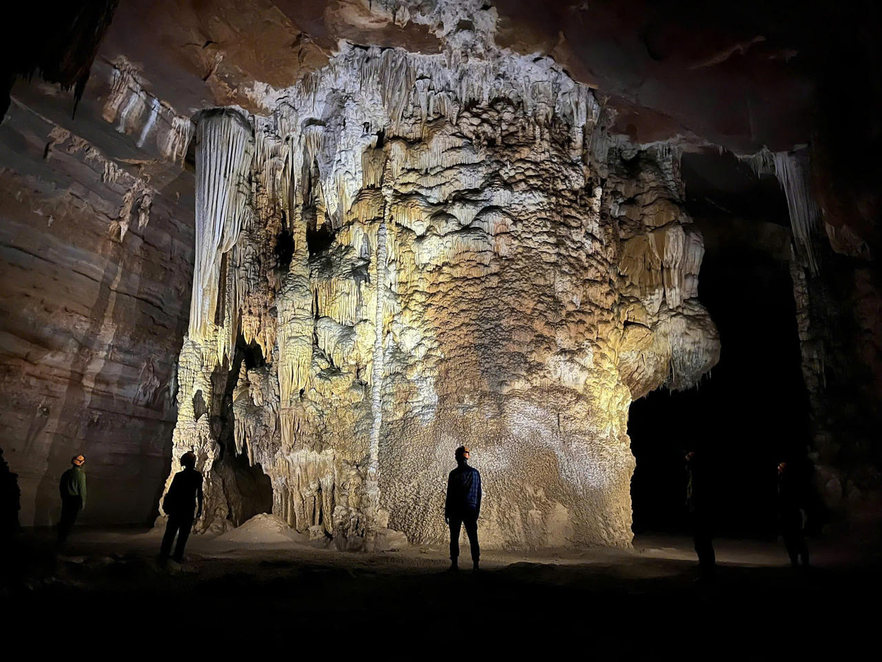 Đến Phong Nha, ngỡ ngàng rừng bách xanh đá đại thụ