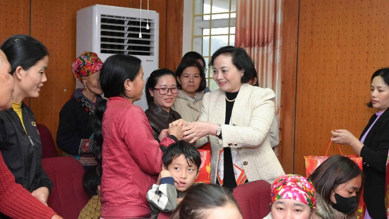 Phó Thủ tướng Phạm Thị Thanh Trà thăm, trao quà Tết cho nhân dân và lực lượng biên phòng Lào Cai