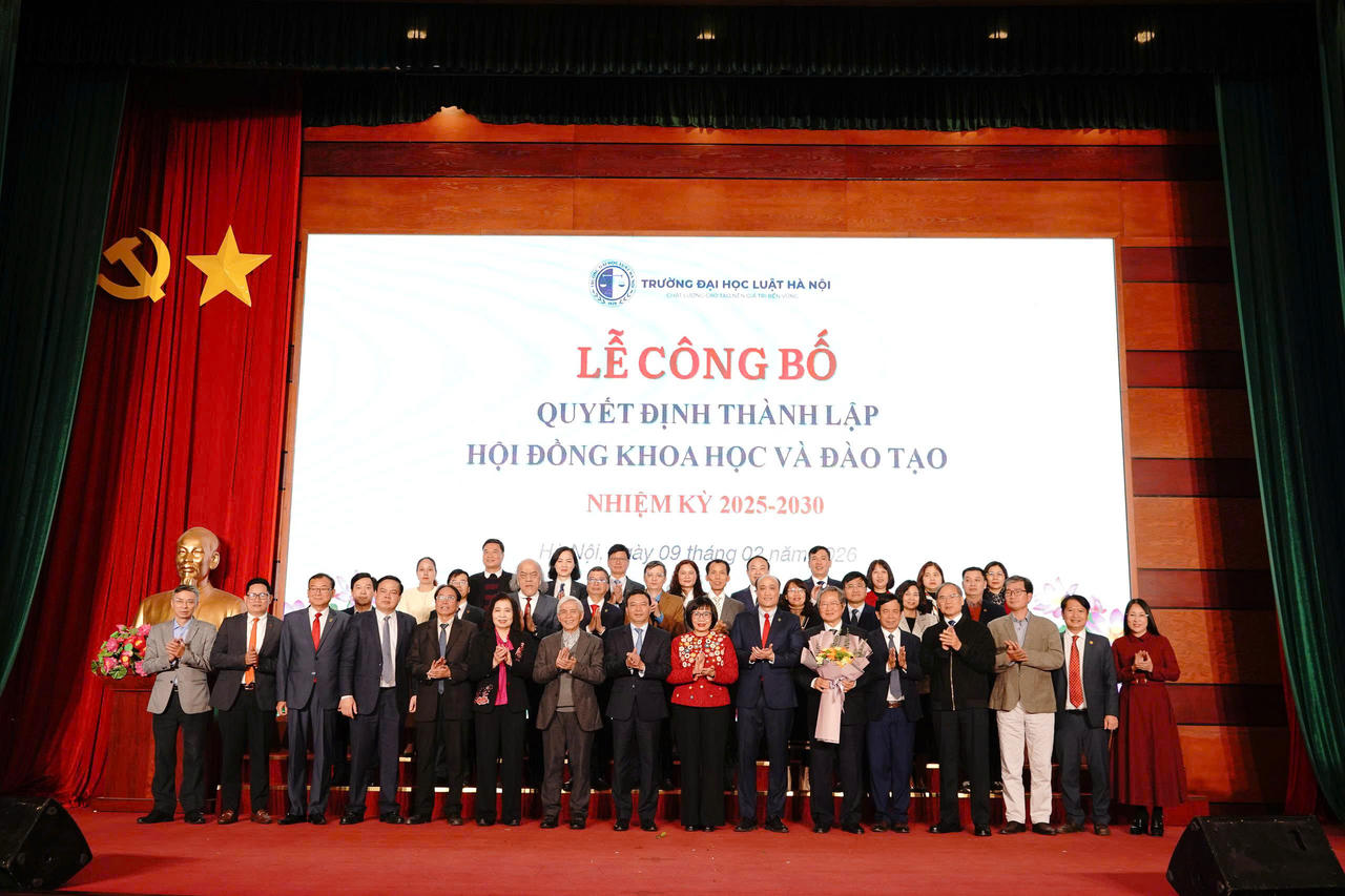 Thứ trưởng Đặng Hoàng Oanh chụp ảnh lưu niệm cùng Hội đồng Khoa học và Đào tạo nhiệm kỳ 2025 - 2030.