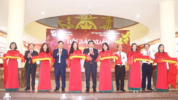 Khai mạc Hội báo Xuân Quảng Trị 2026 và trao quà cho học sinh nghèo vượt khó