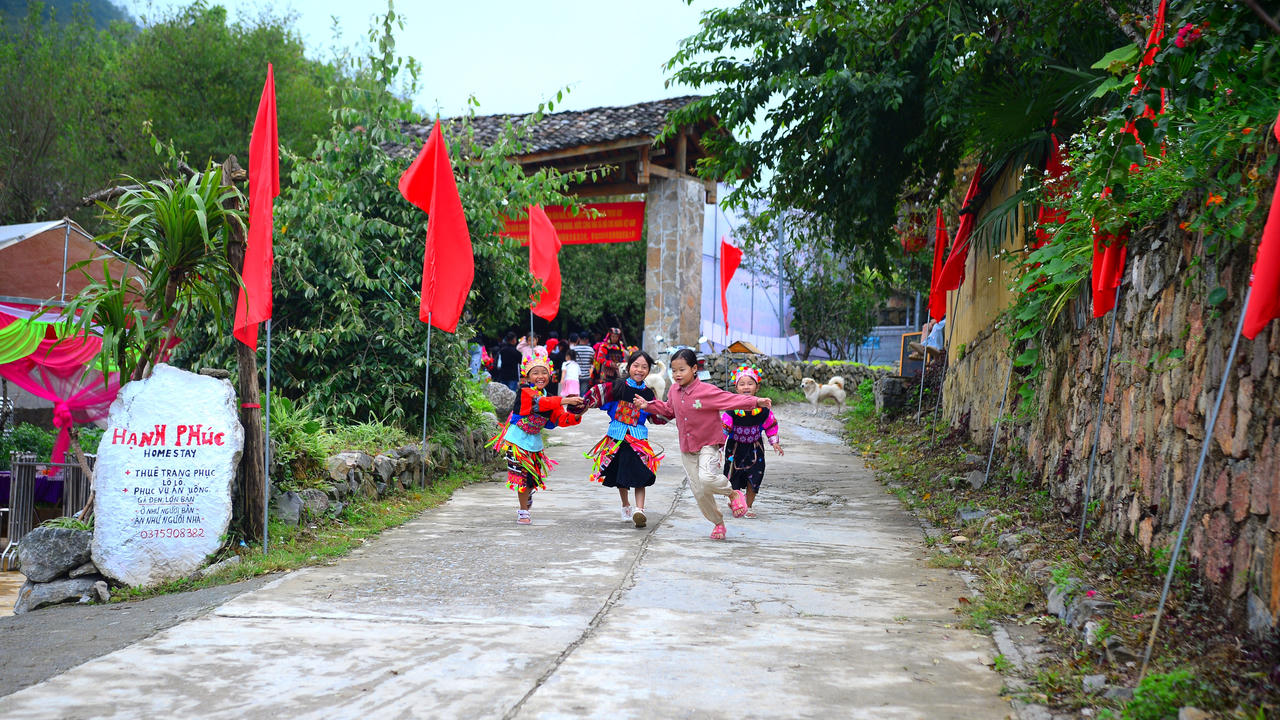 Người Lô Lô “niêm phong” nông cụ trong những ngày vui xuân đón tết. Ảnh: Đức Mạnh.