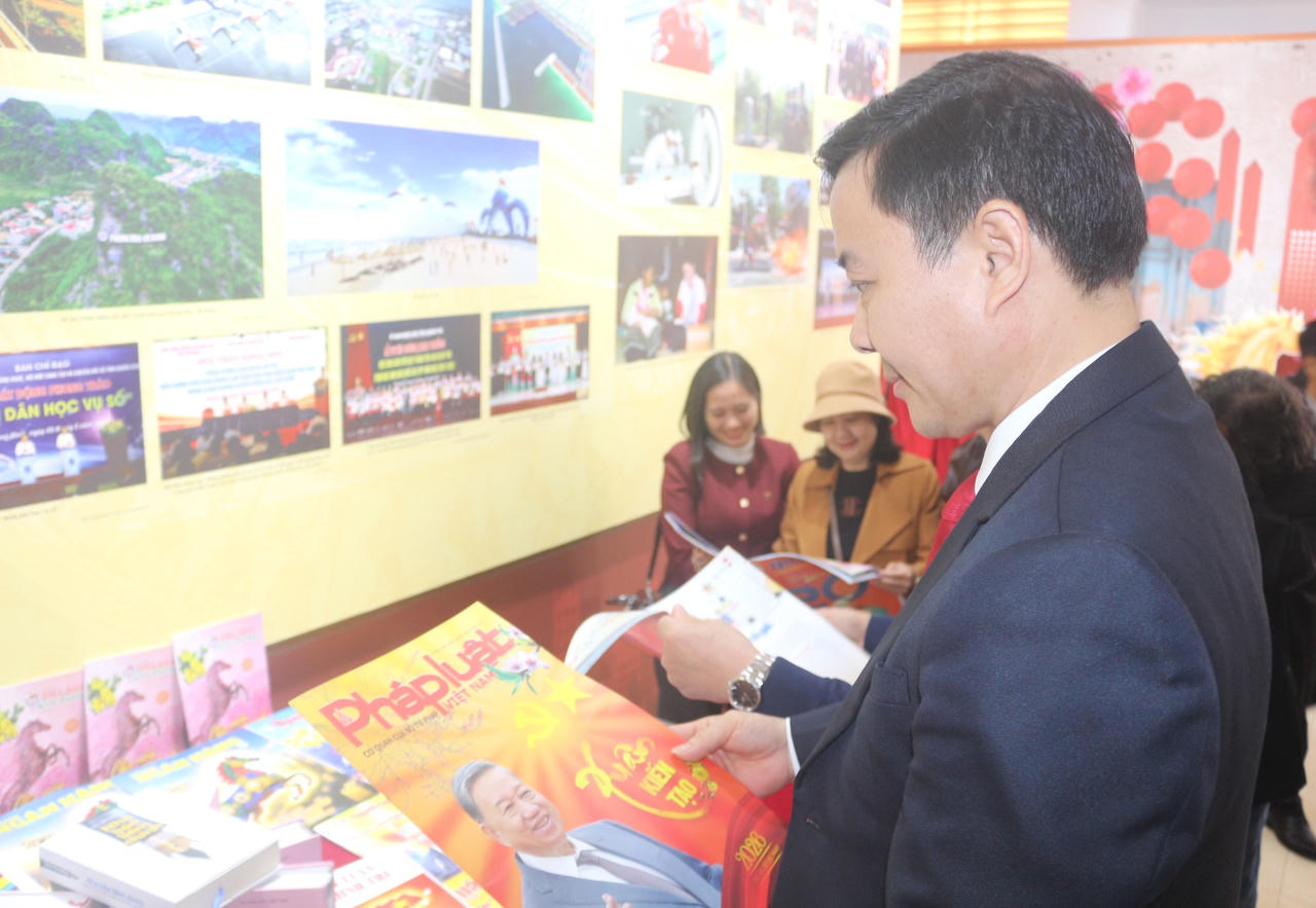 Khai mạc Hội báo Xuân Quảng Trị 2026 và trao quà cho học sinh nghèo vượt khó