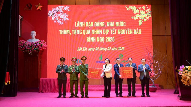 Phó Thủ tướng Phạm Thị Thanh Trà tặng quà cho xã Bát Xát.